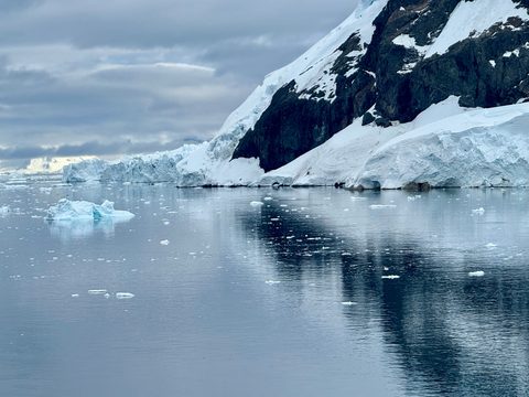 Expeditionsschiff HANSEATIC inspiration zwischen Eisschollen in der Antarktis
