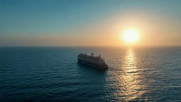 Balkonkabine auf Mein Schiff 7 mit Tisch und St&uuml;hlen am Meerblick