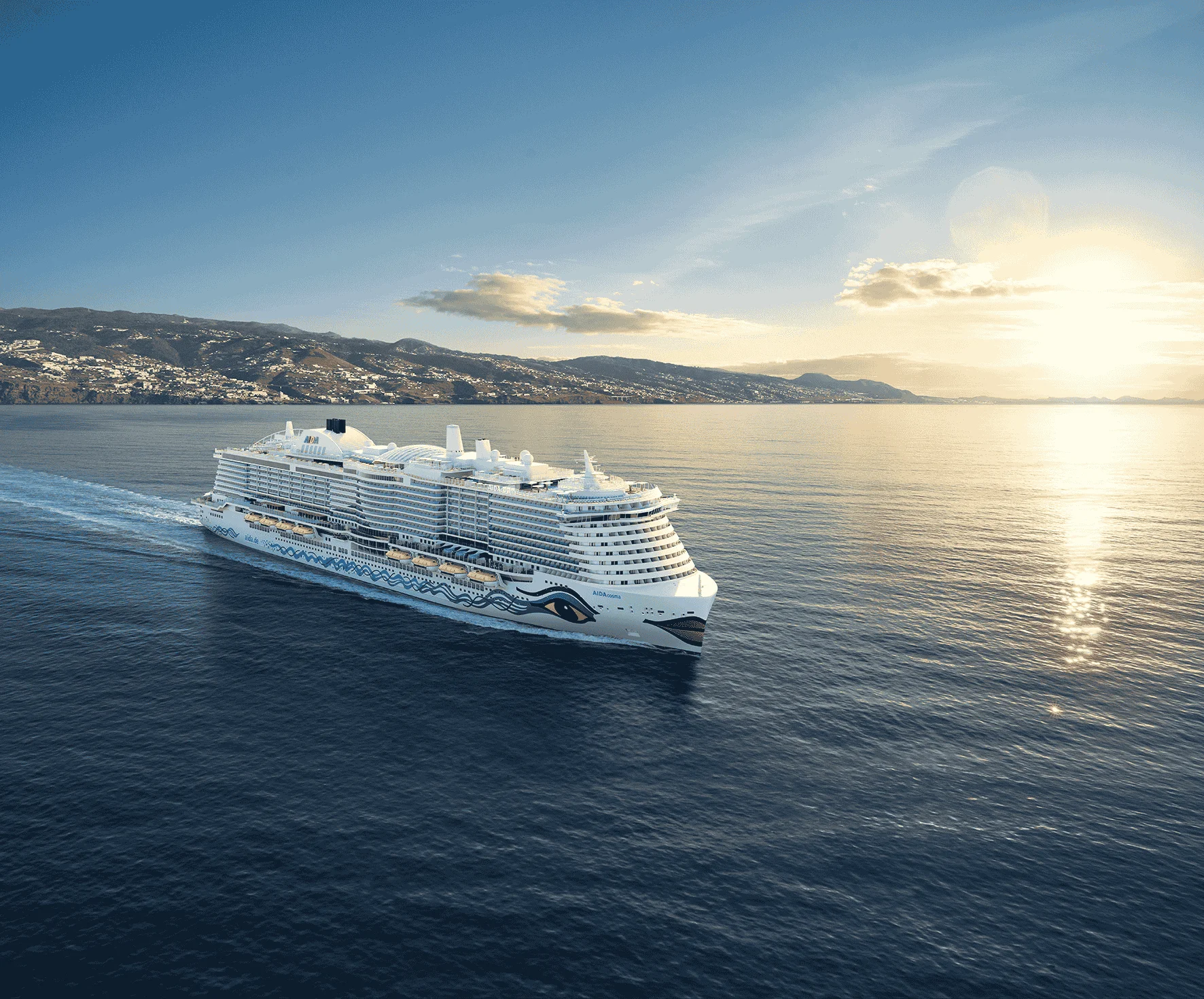 AIDA Kreuzfahrtschiff auf See – Clubschiff-Kreuzfahrt mit Pool und Sonnendeck