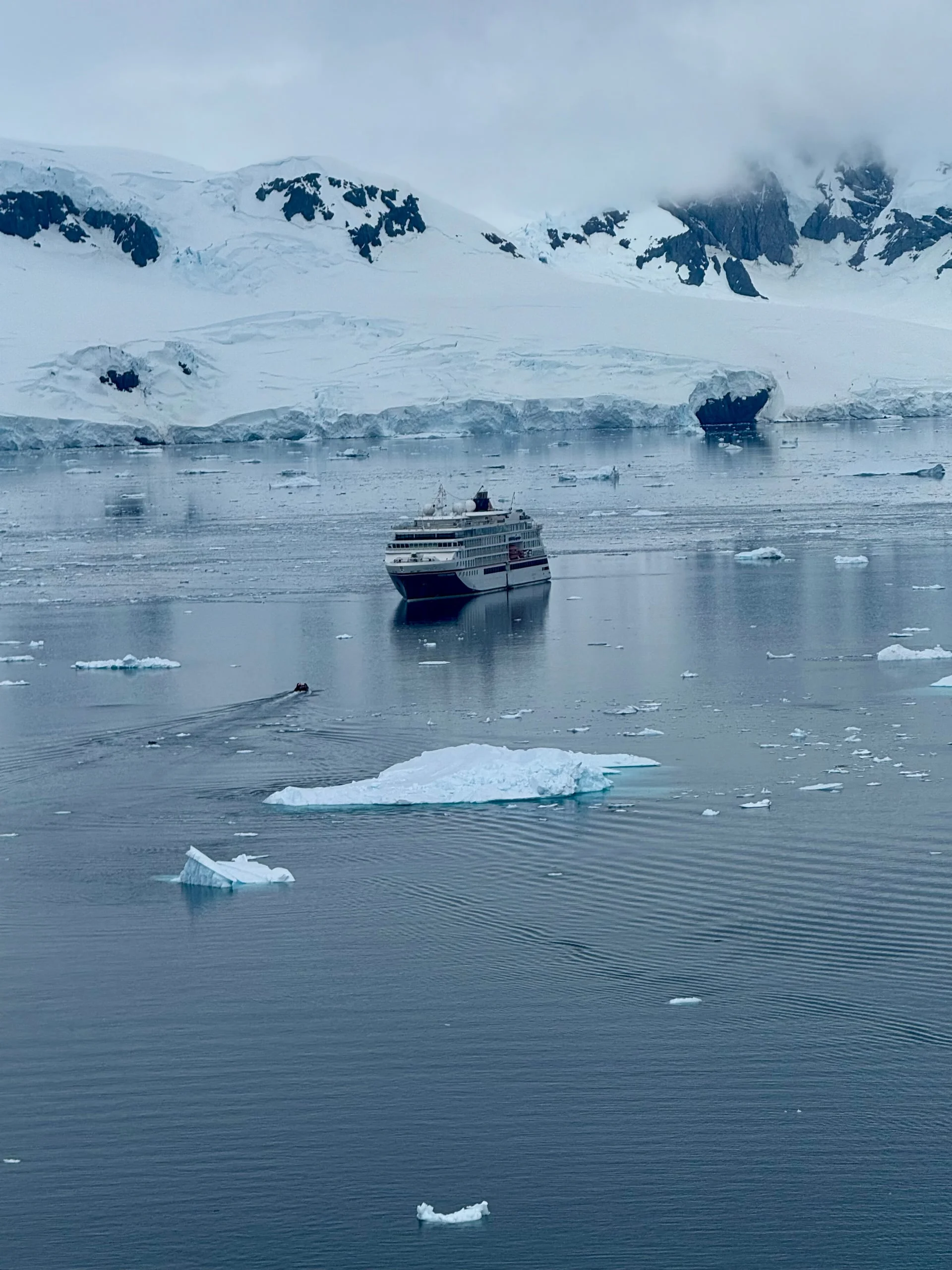 Zodiac-Ausfahrt bei einer Hapag-Lloyd Expedition in polaren Gewässern