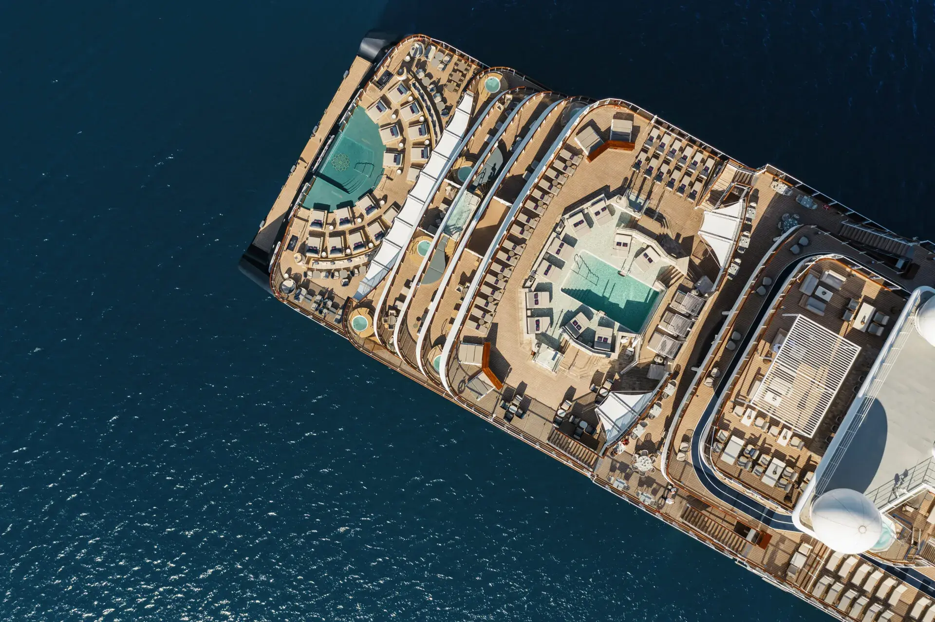 Kreuzfahrtschiff mit Pooldeck aus der Vogelperspektive