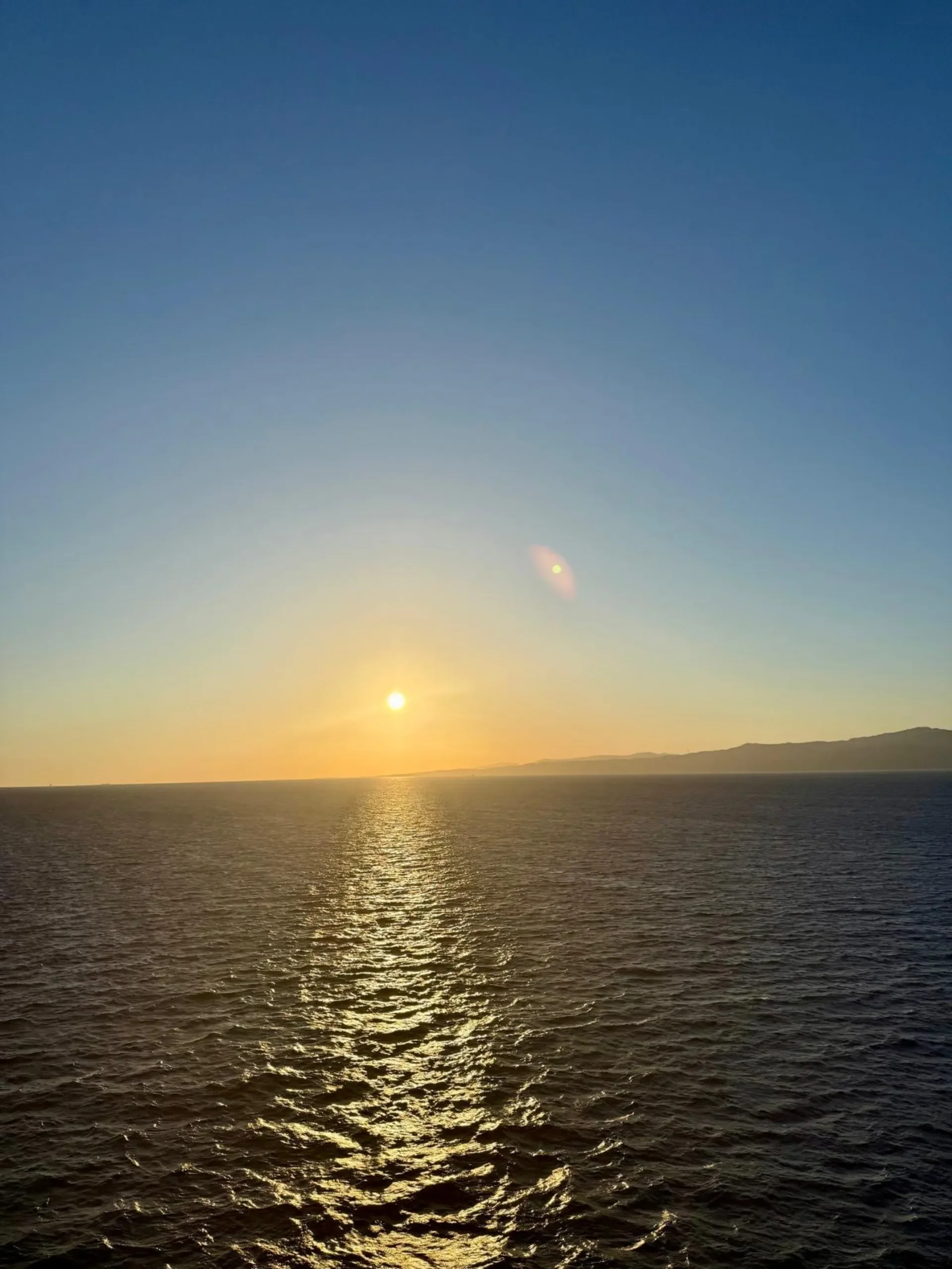 MSC Kreuzfahrtschiff im Mittelmeer bei Sonnenuntergang