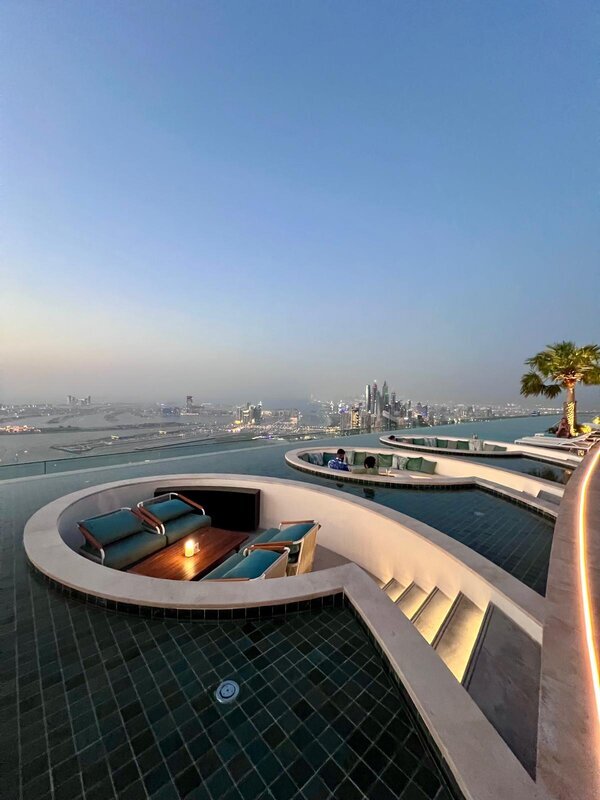 Kreuzfahrtschiff auf offenem Meer bei Sonnenuntergang – Kreuzfahrt oder Pauschalreise im Vergleich