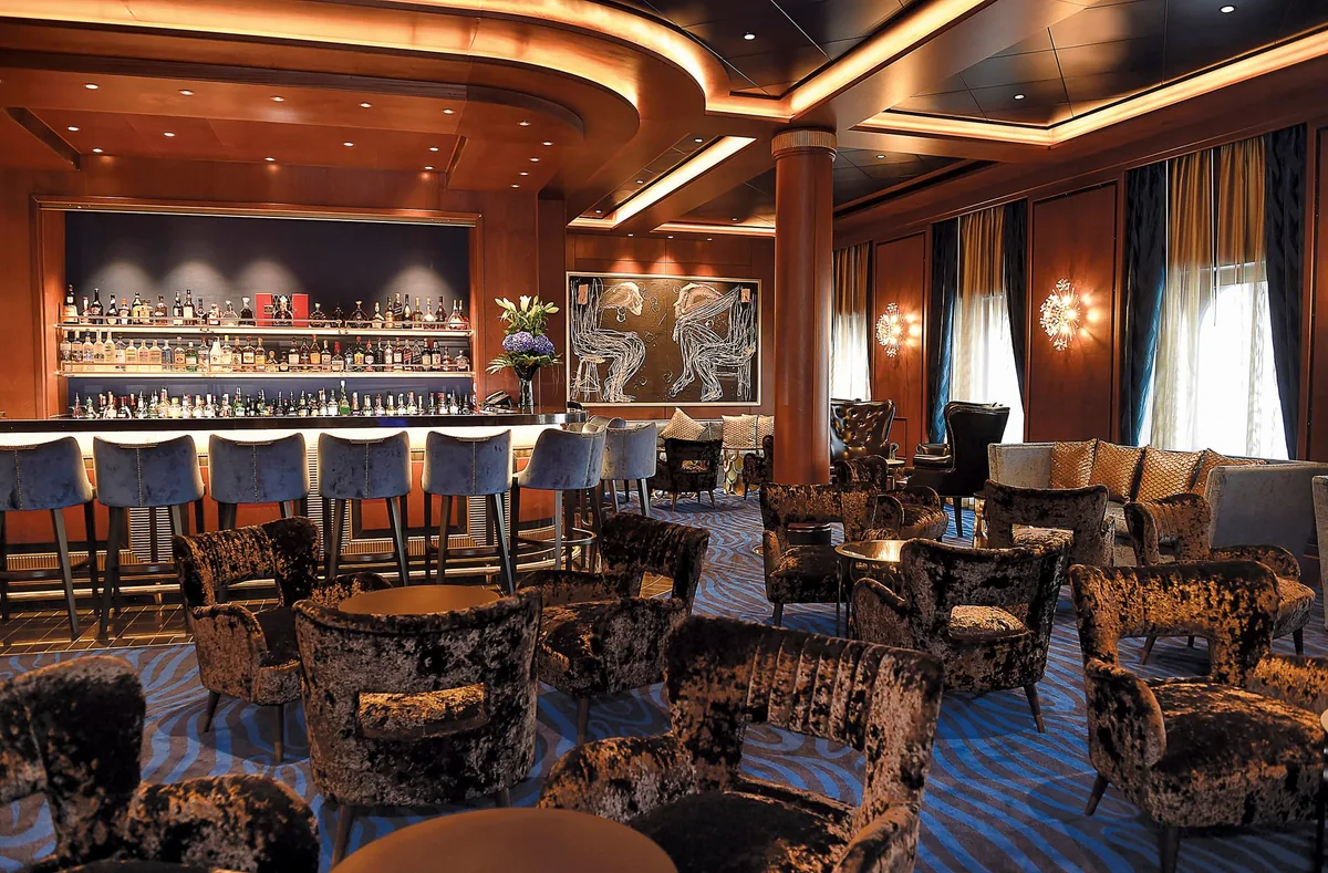 Elegant eingerichtete Lounge mit Bar an Bord der Seven Seas Explorer