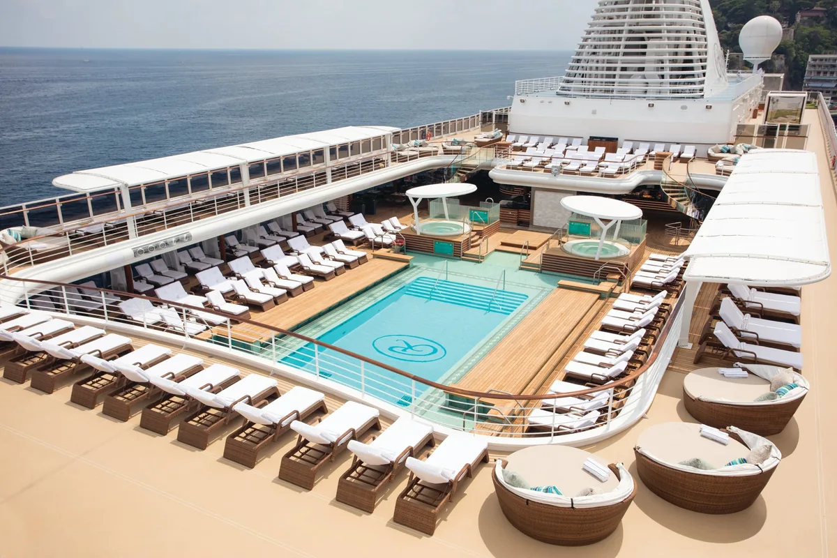 Pooldeck der Seven Seas Explorer mit Liegen und Blick auf das Meer