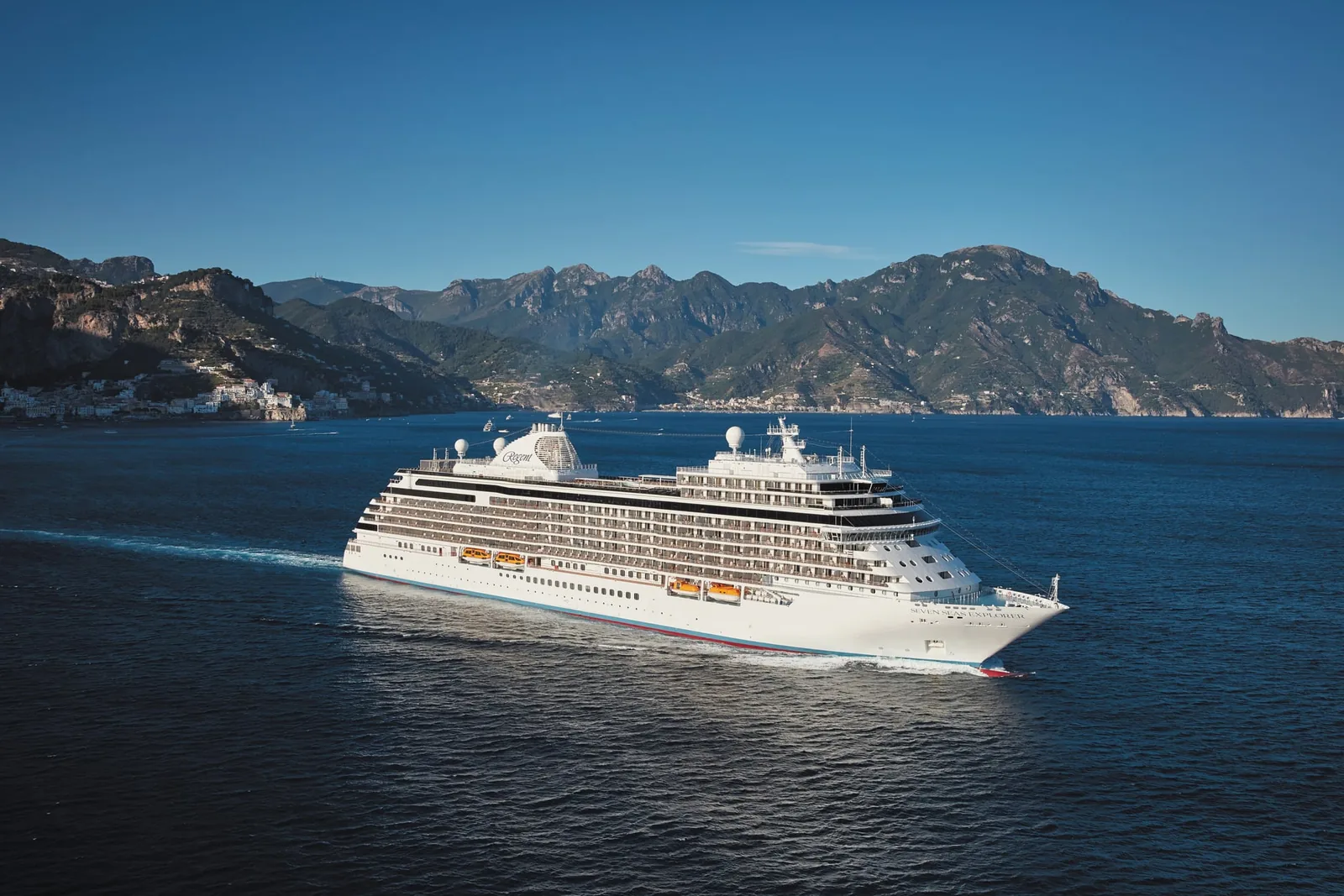 Seven Seas Explorer vor der Amalfiküste