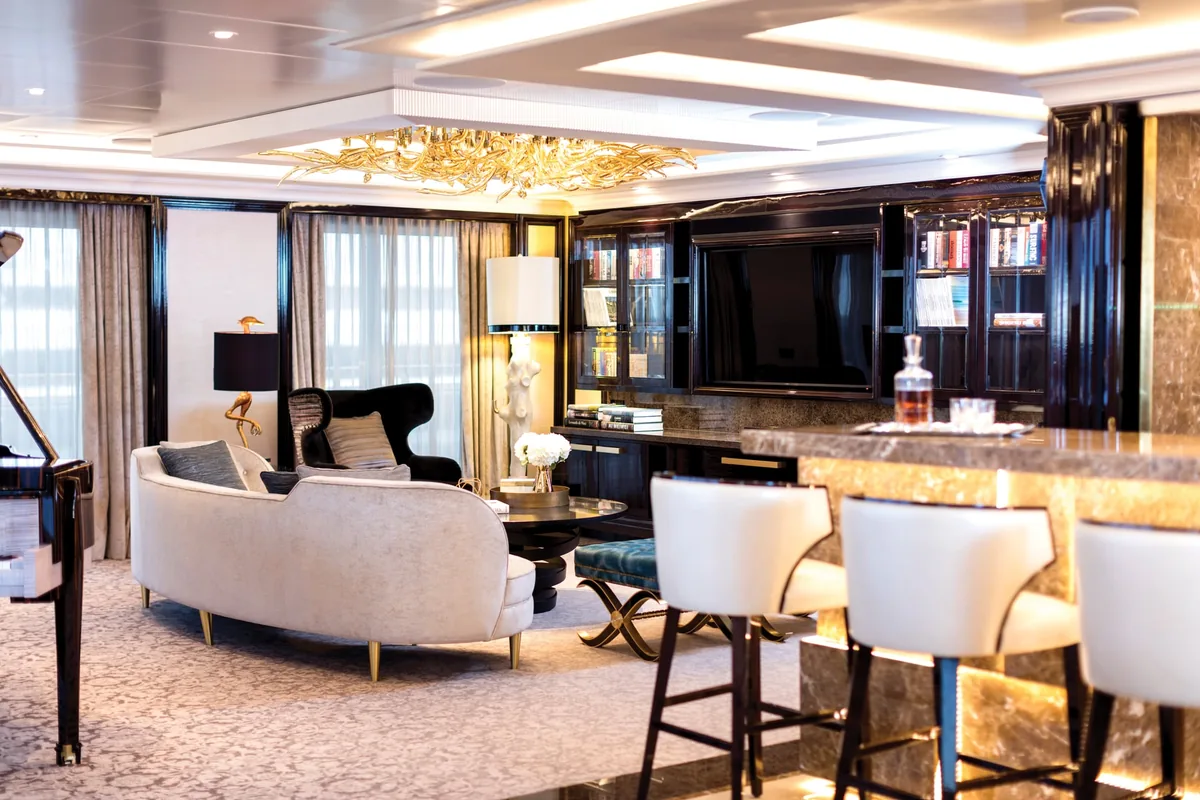 Großzügiger Wohnbereich einer Suite auf der Seven Seas Explorer