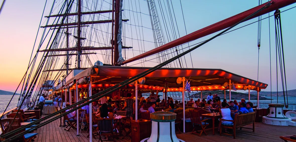 Festlich gedeckter Tisch beim Abendessen an Deck der SEA CLOUD II
