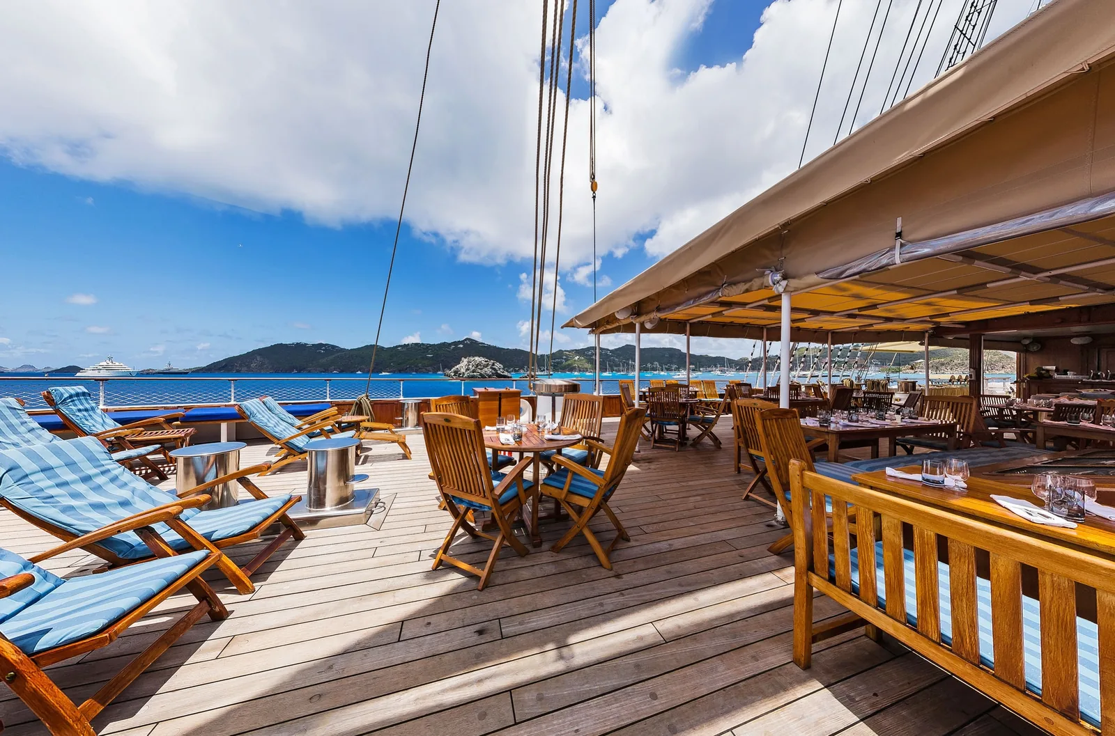 Offenes Deck einer kleinen Segelyacht vor mediterraner Küste