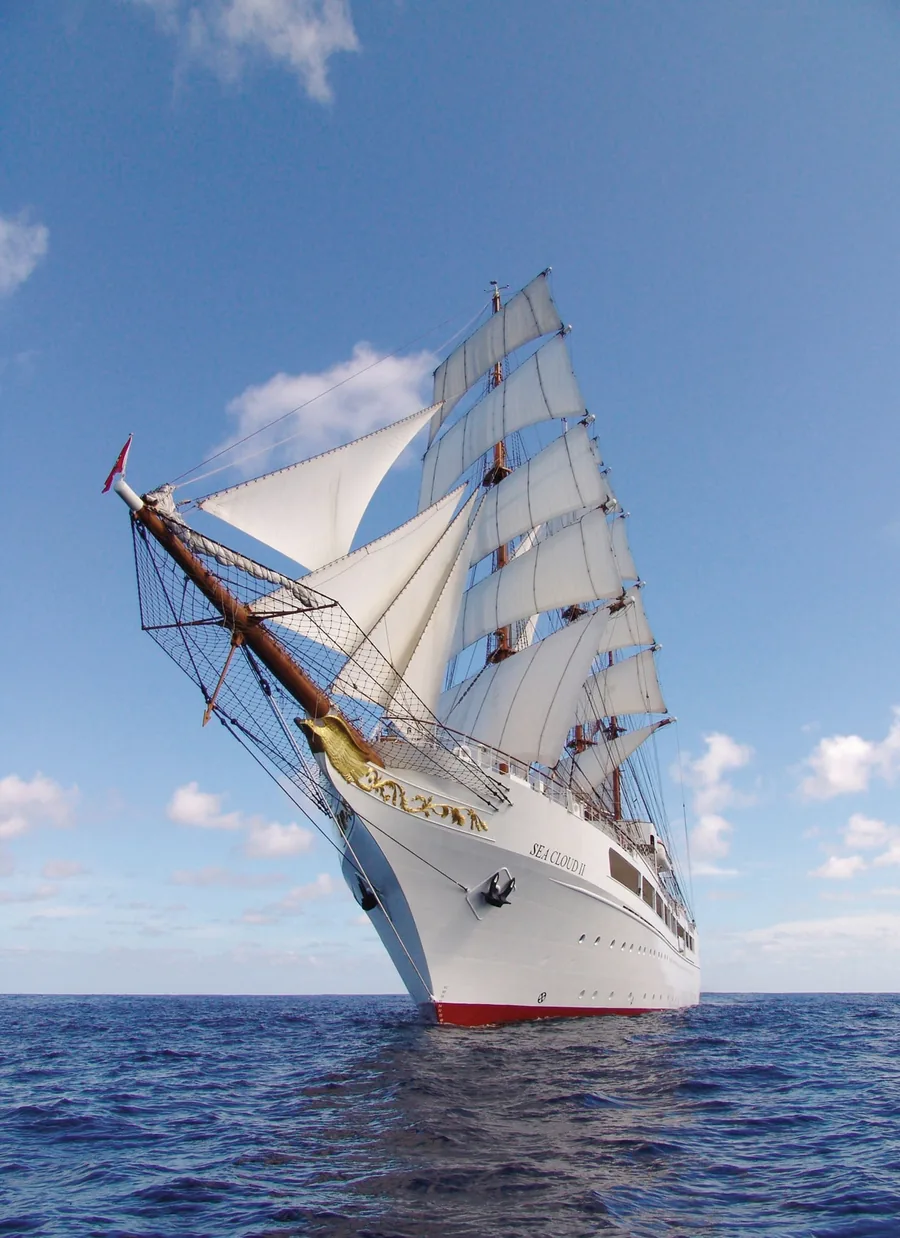 SEA CLOUD II von vorn mit gesetzten Rahsegeln