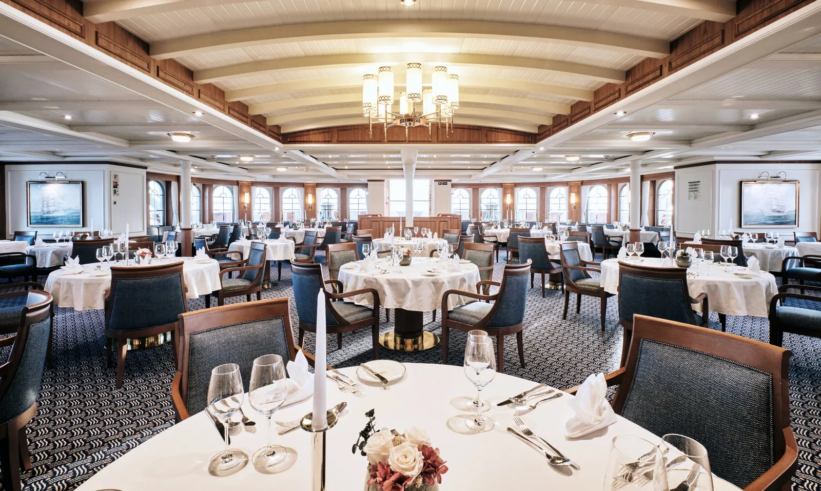 Restaurant der SEA CLOUD SPIRIT mit hellen Sitzgruppen und großen Fenstern