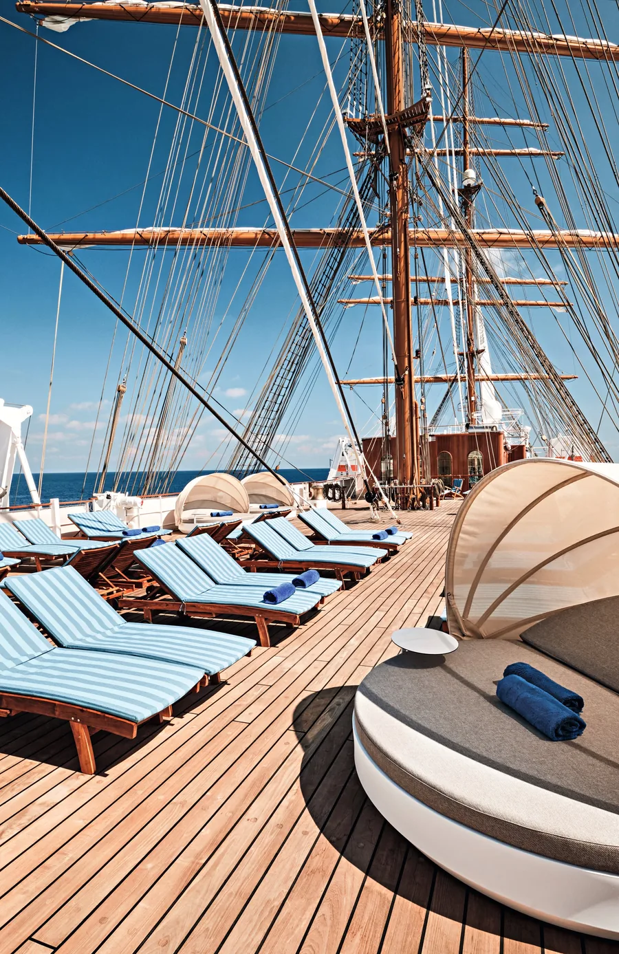 Sonnendeck der SEA CLOUD SPIRIT unter der Takelage
