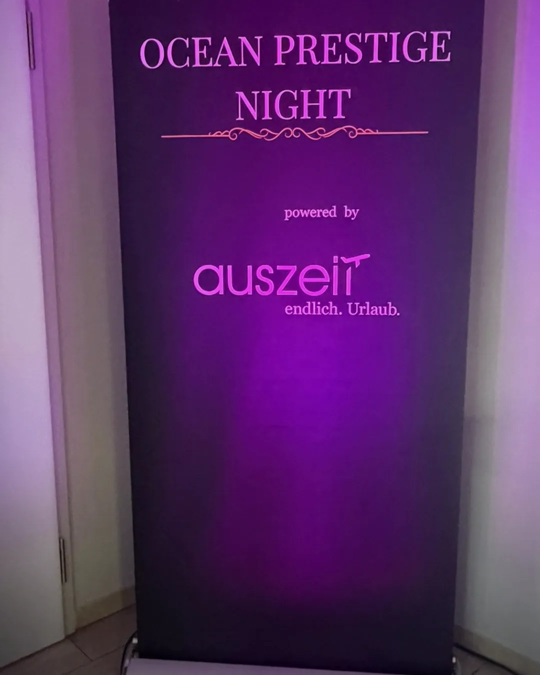 Beleuchtetes Ocean-Prestige-Night-Rollup am Eingang