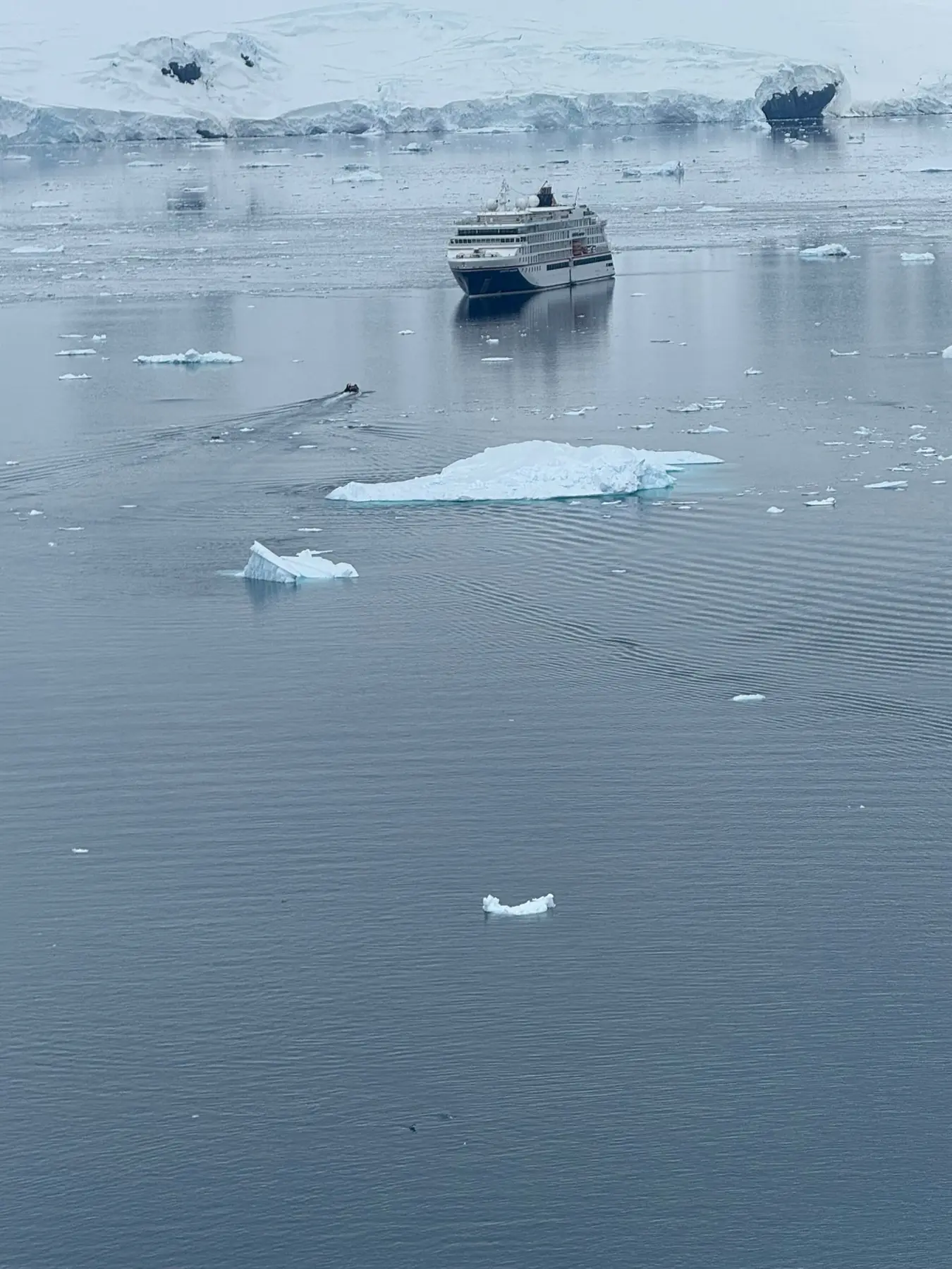 Expeditionsschiff zwischen Eisbergen an der Antarktischen Halbinsel