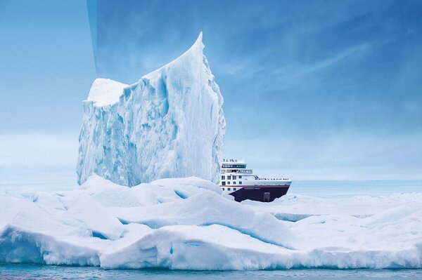 Expeditionsschiff in arktischer Landschaft mit Eisschollen