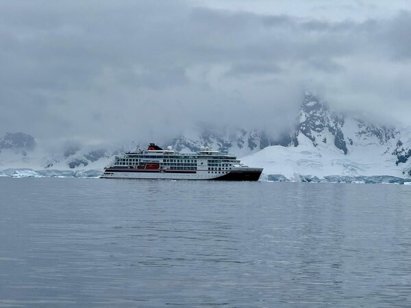HANSEATIC inspiration im Antarktis-Eis