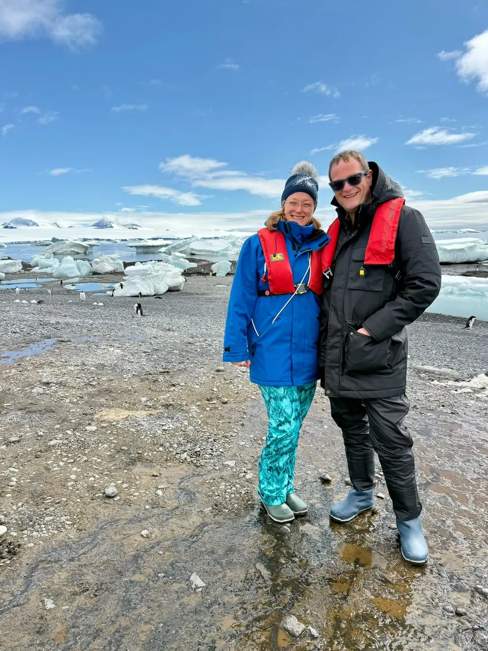 Mandy und Ben bei einer Anlandung zwischen Pinguinen und Eisbergen in der Antarktis