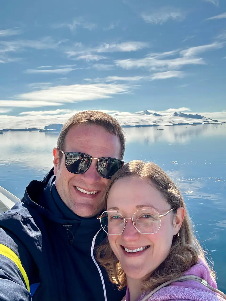 Mandy und Ben an Bord vor einer stillen antarktischen Eislandschaft