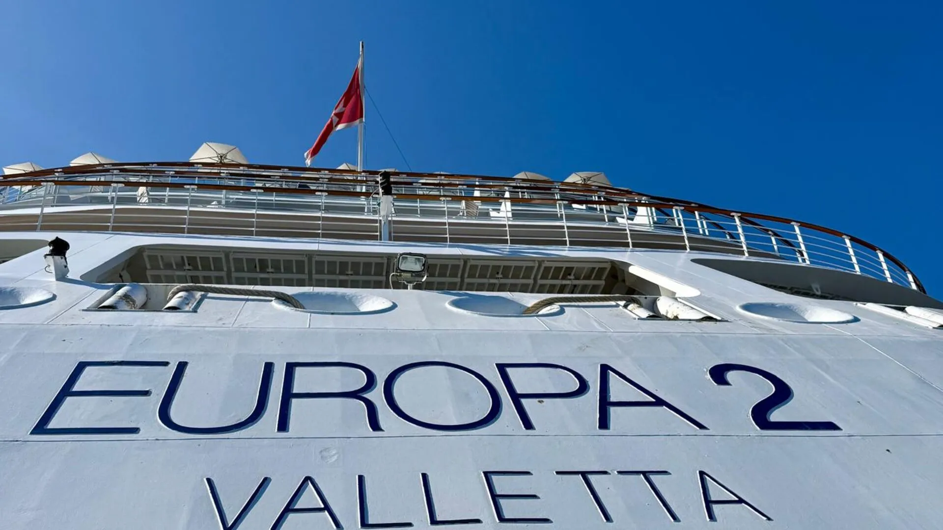 Hapag-Lloyd Cruises Schiff auf See – deutsche 5-Sterne-plus-Luxuskreuzfahrt