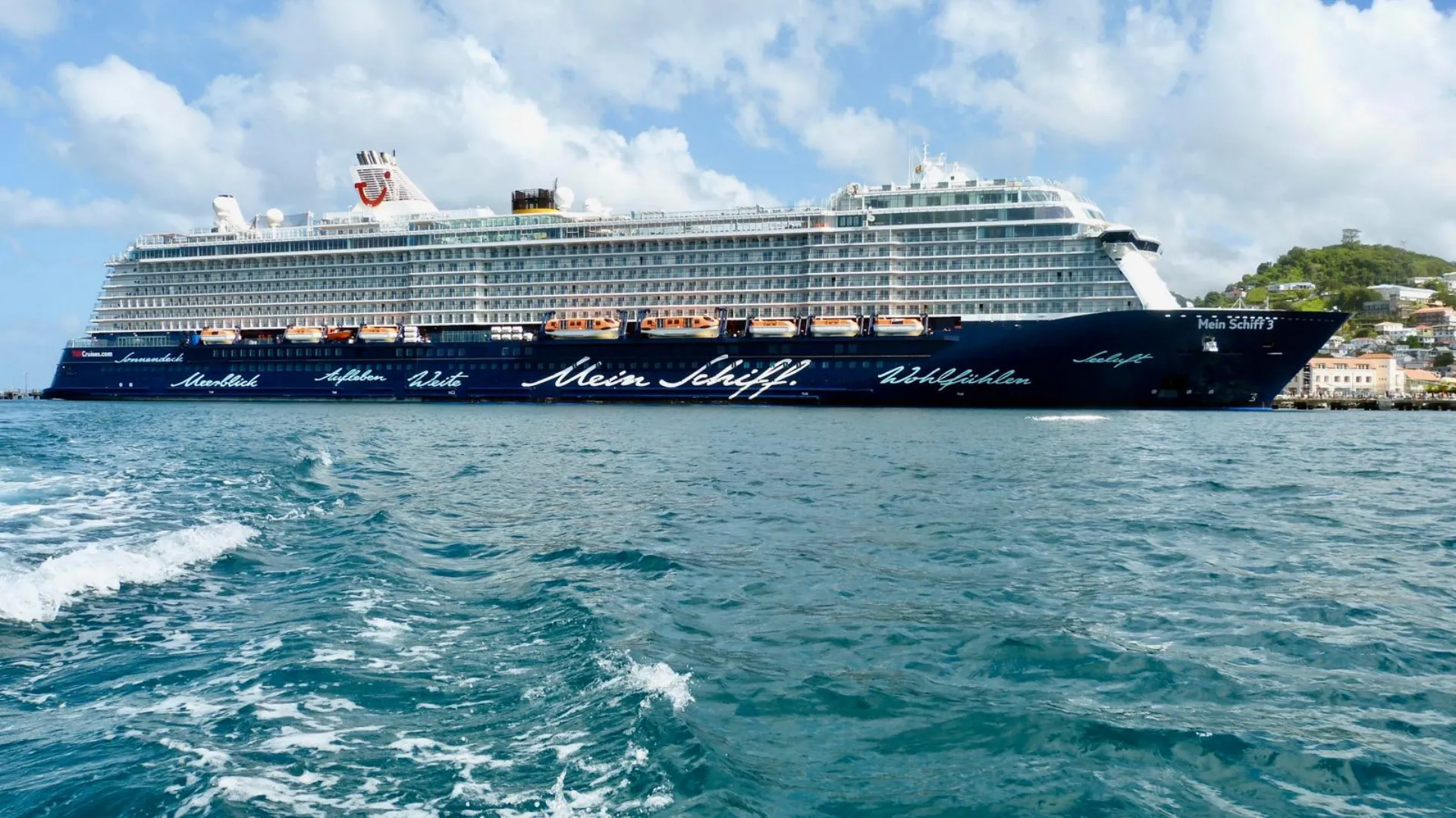 Mein Schiff vor einer karibischen Insel