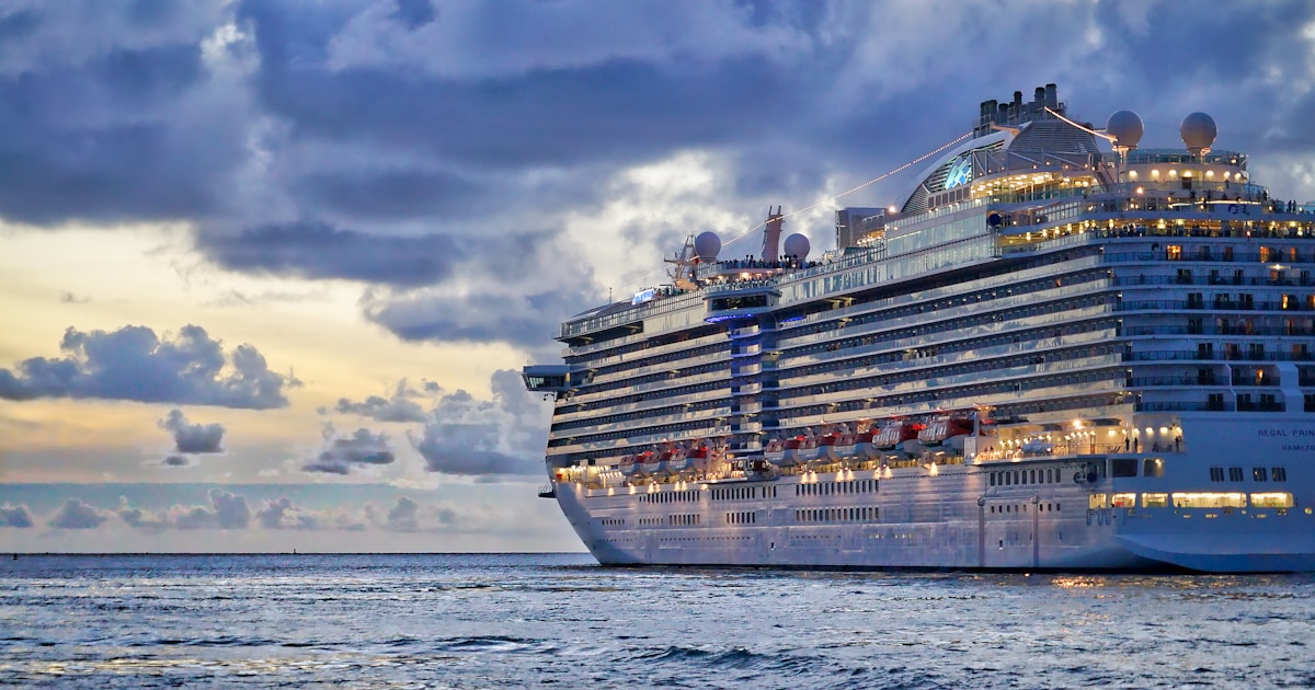 Elegant gekleidetes Paar beim Galaabend auf einem Kreuzfahrtschiff
