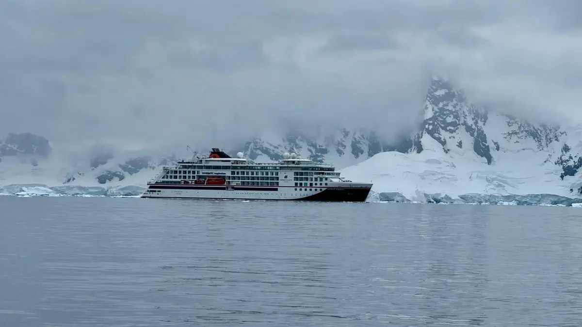 HANSEATIC Expeditionsschiff in einer Polarlandschaft