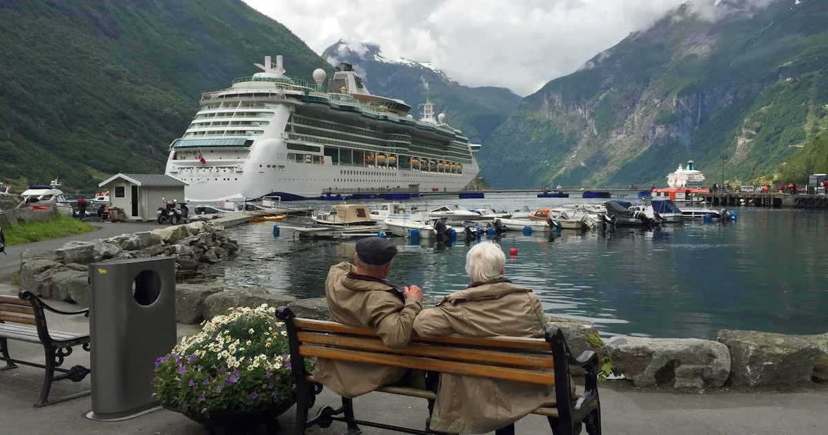 Mehrgenerationen-Kreuzfahrt – Reisende an der Reling eines Schiffs im norwegischen Fjord