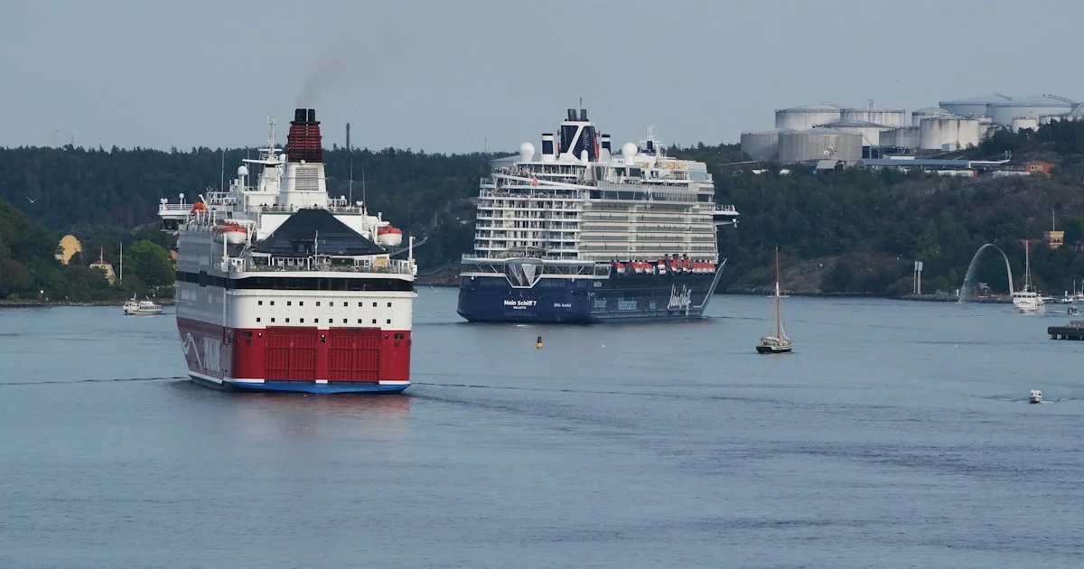 Kreuzfahrtschiffe vor Stockholm, im Hintergrund die Schäreninseln der Ostsee im Sommerlicht