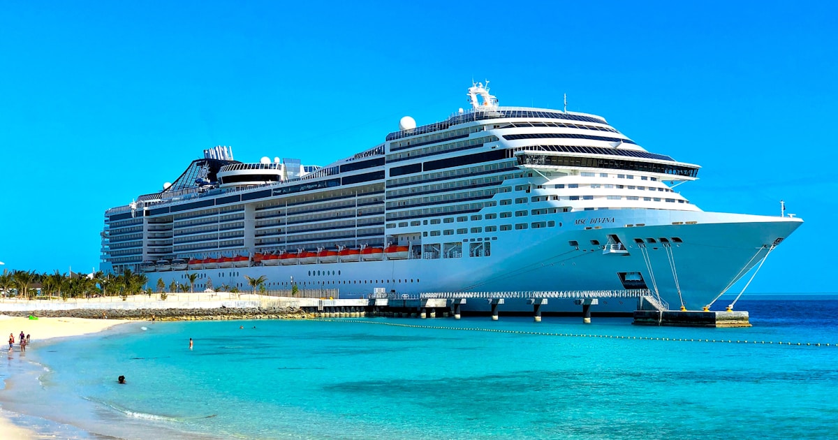 Kellner serviert Cocktail auf einem Kreuzfahrtschiff – Trinkgeld und Servicegebühren im Überblick