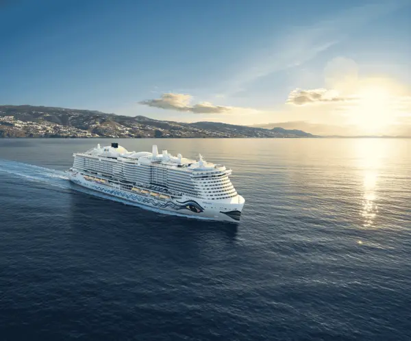 AIDA Kreuzfahrtschiff auf See – Clubschiff-Kreuzfahrt mit Pool und Sonnendeck