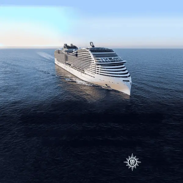 Modernes Schiff von MSC Cruises auf offener See