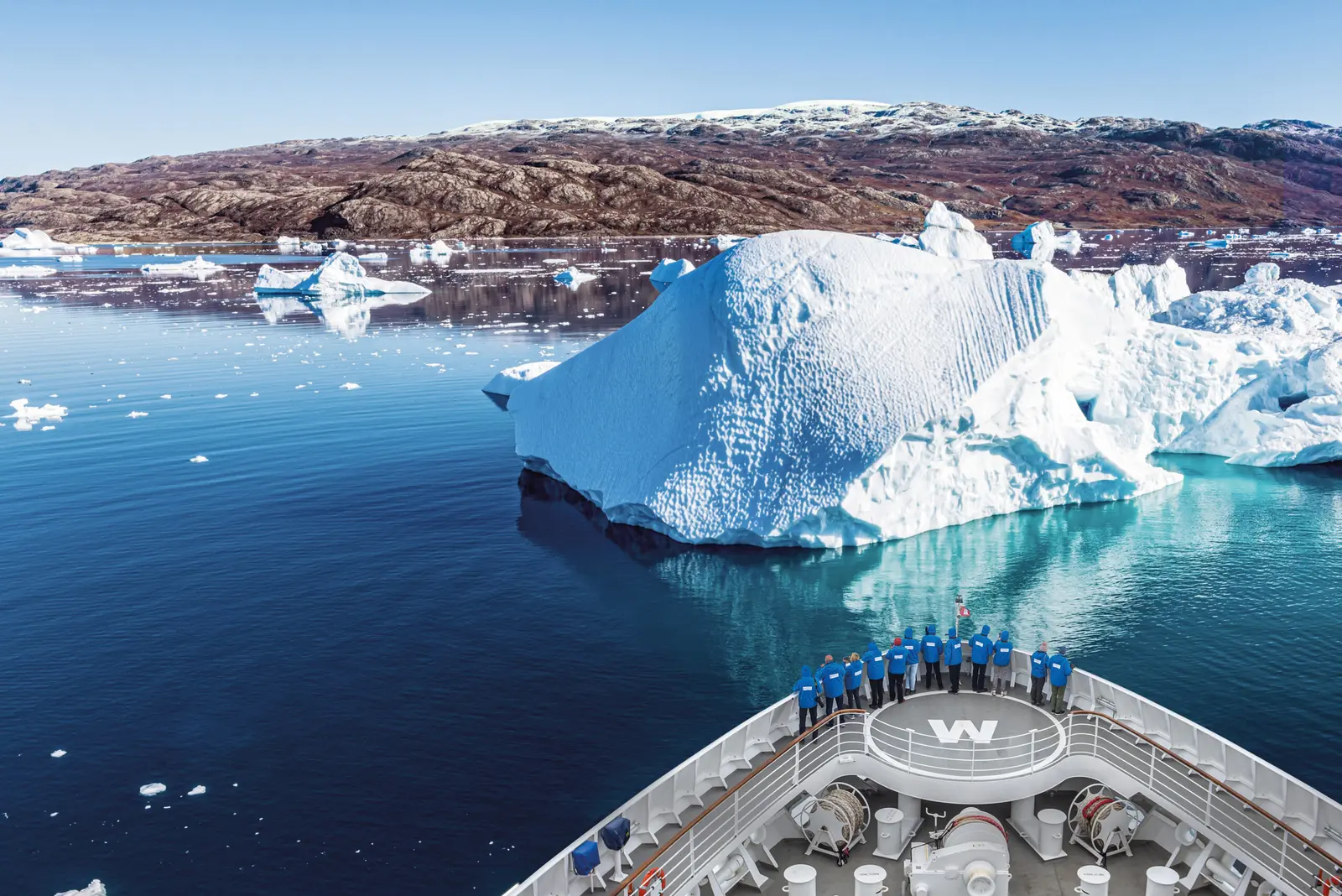 Großer arktischer Eisberg vor der Küste, gesehen vom Schiff