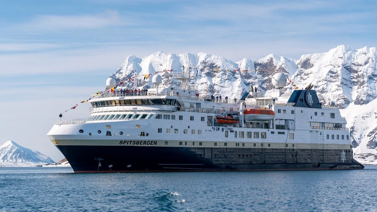 MS Spitsbergen vor der verschneiten Küste der Arktis