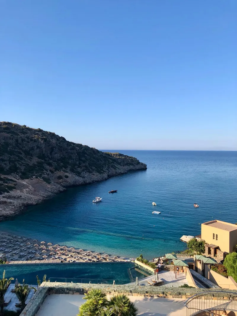 Daios Cove: Blick auf die Bucht und den Strand im Daios Cove.