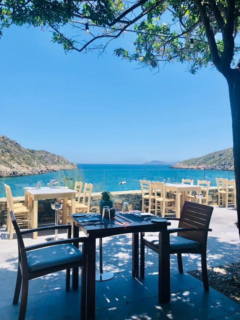Daios Cove: Restaurantterrasse mit Blick auf das Meer.