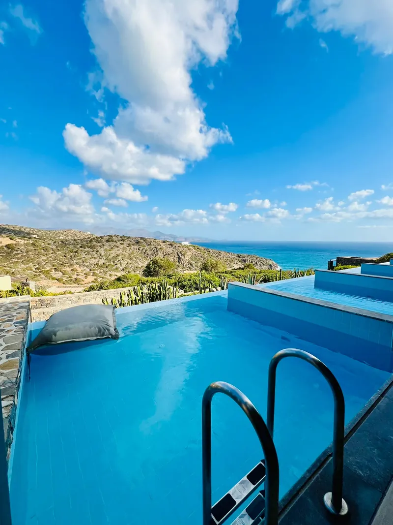 Daios Cove: Pool mit Blick auf die Bucht.