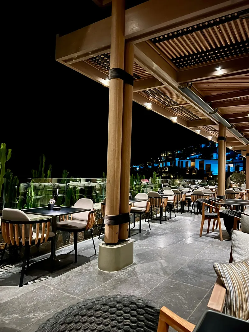 Daios Cove: Beleuchtete Restaurantterrasse am Abend.