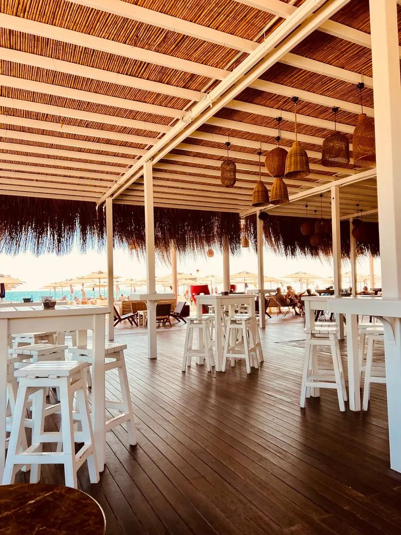 Lara Barut Collection: Überdachte Strandterrasse mit Blick auf das Meer.