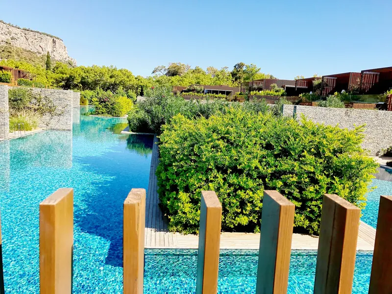 Maxx Royal Kemer: Poolanlage zwischen begrünten Terrassen.