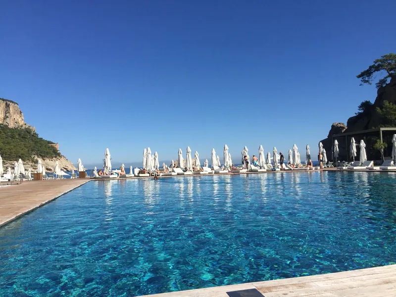 Maxx Royal Kemer: Pool und Liegebereich mit Blick auf das Meer.