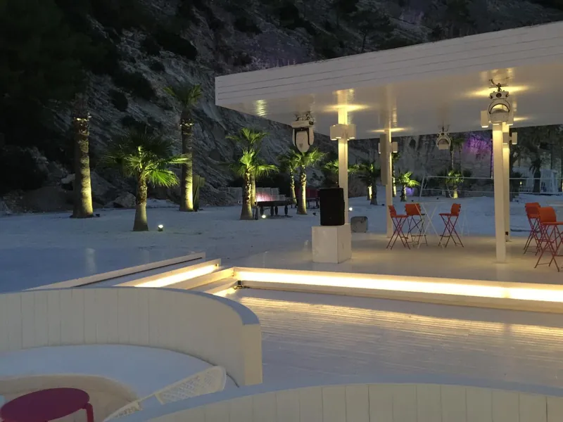 Maxx Royal Kemer: Beleuchteter Beach-Club am Abend.