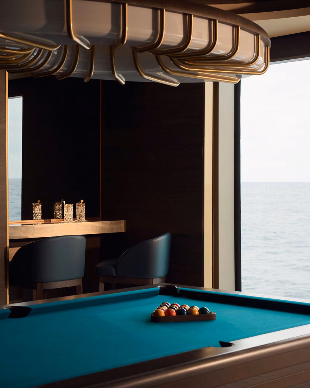 Astern Lounge und Poolbereich der EXPLORA I