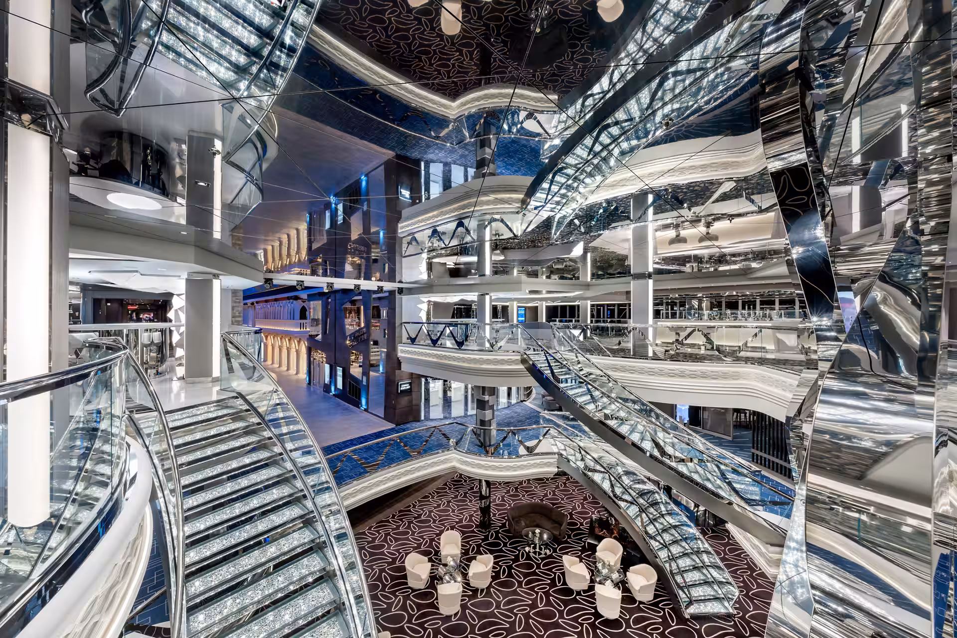 Infinity Atrium an Bord der MSC Euribia