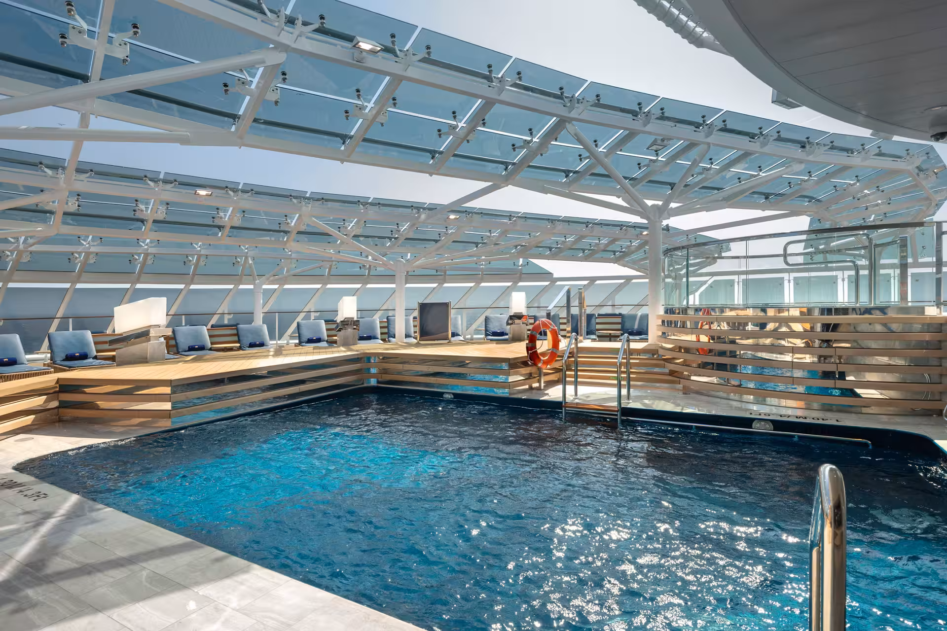 Privater Poolbereich des MSC Yacht Club auf der MSC Euribia