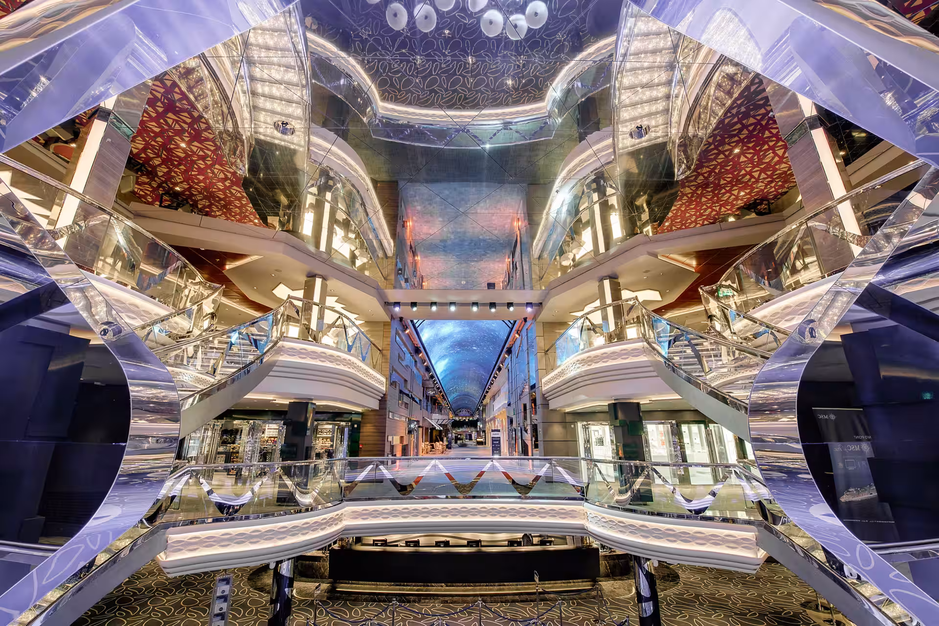 Infinity Atrium an Bord der MSC Grandiosa