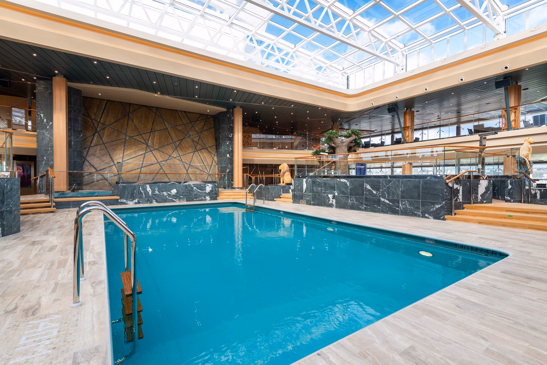 Innenpool mit verschiebbarem Dach auf der MSC Grandiosa