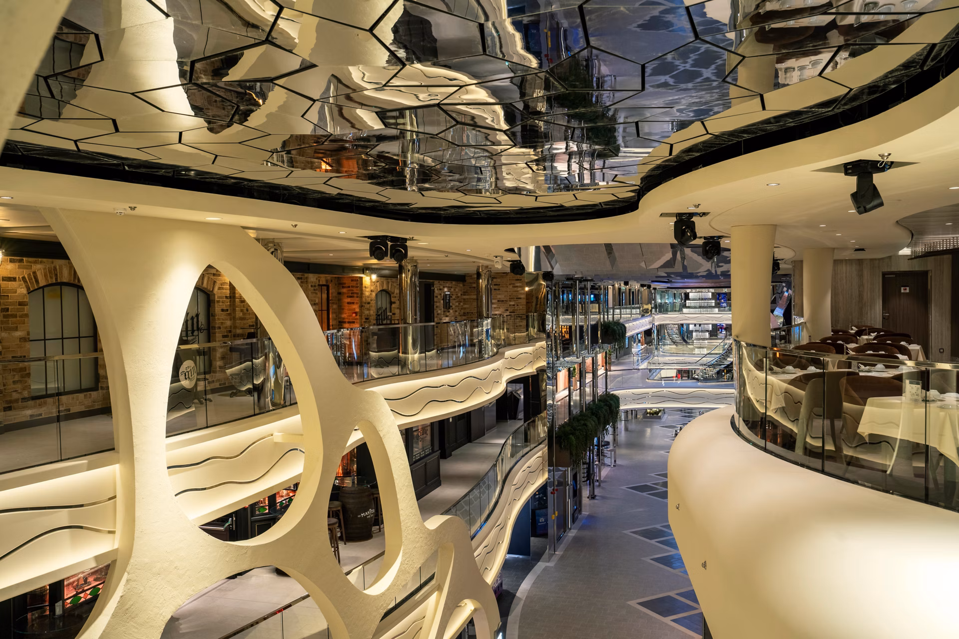 Mehrgeschossige World Galleria an Bord der MSC World Europa