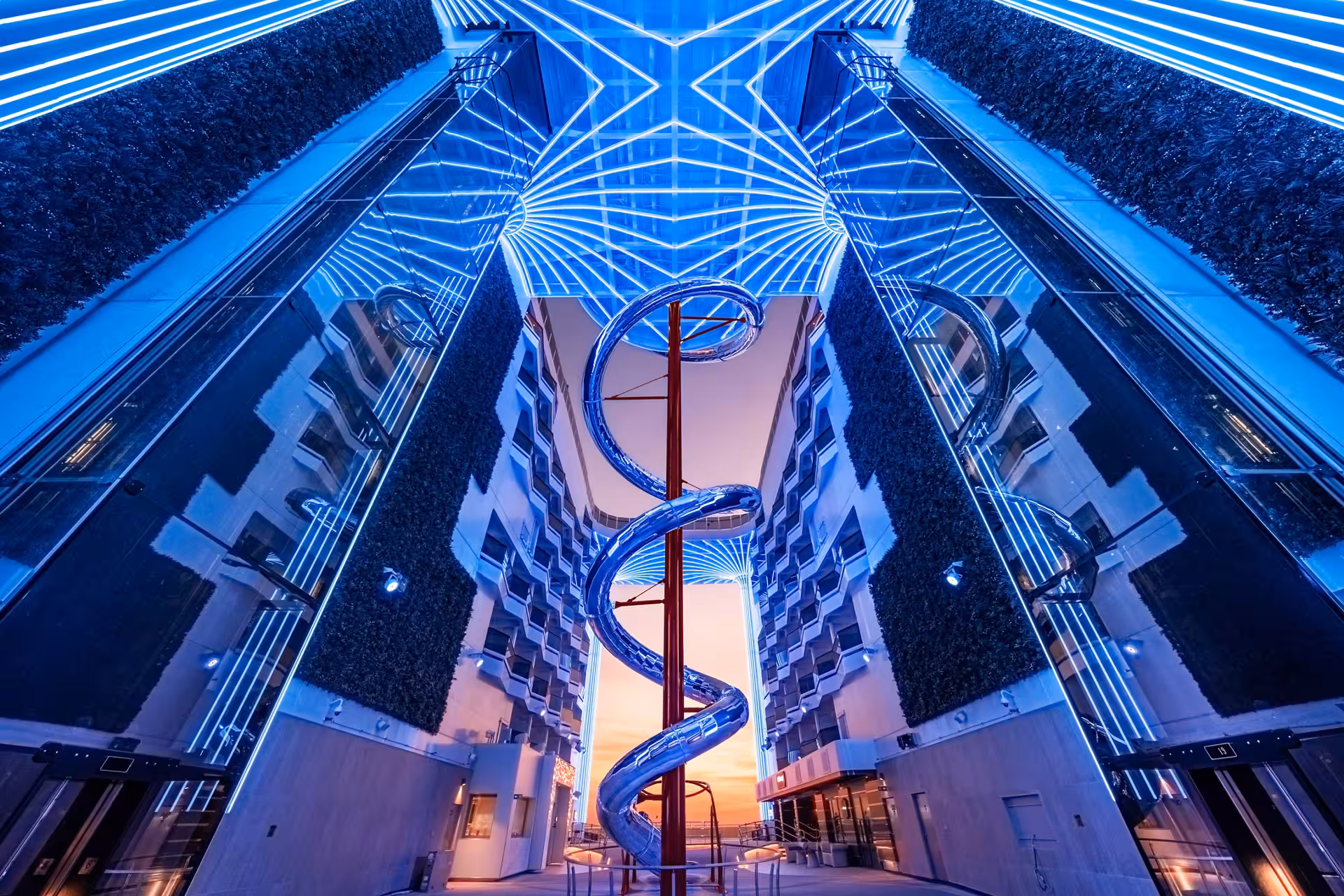 World Promenade der MSC World Europa mit Venom Drop