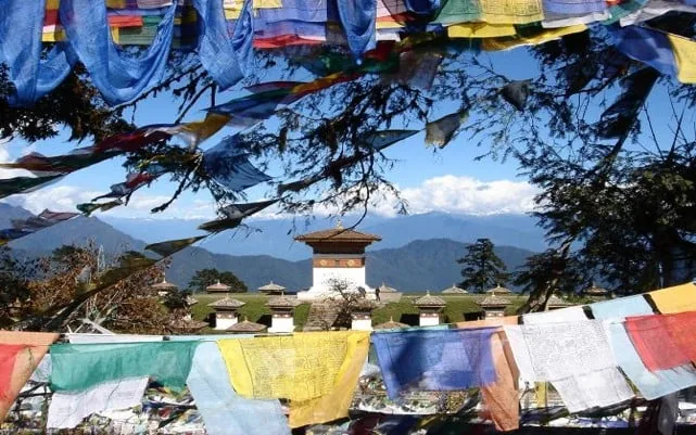 Gebetsfahnen mit Blick über die Bergwelt von Gangtey in Bhutan