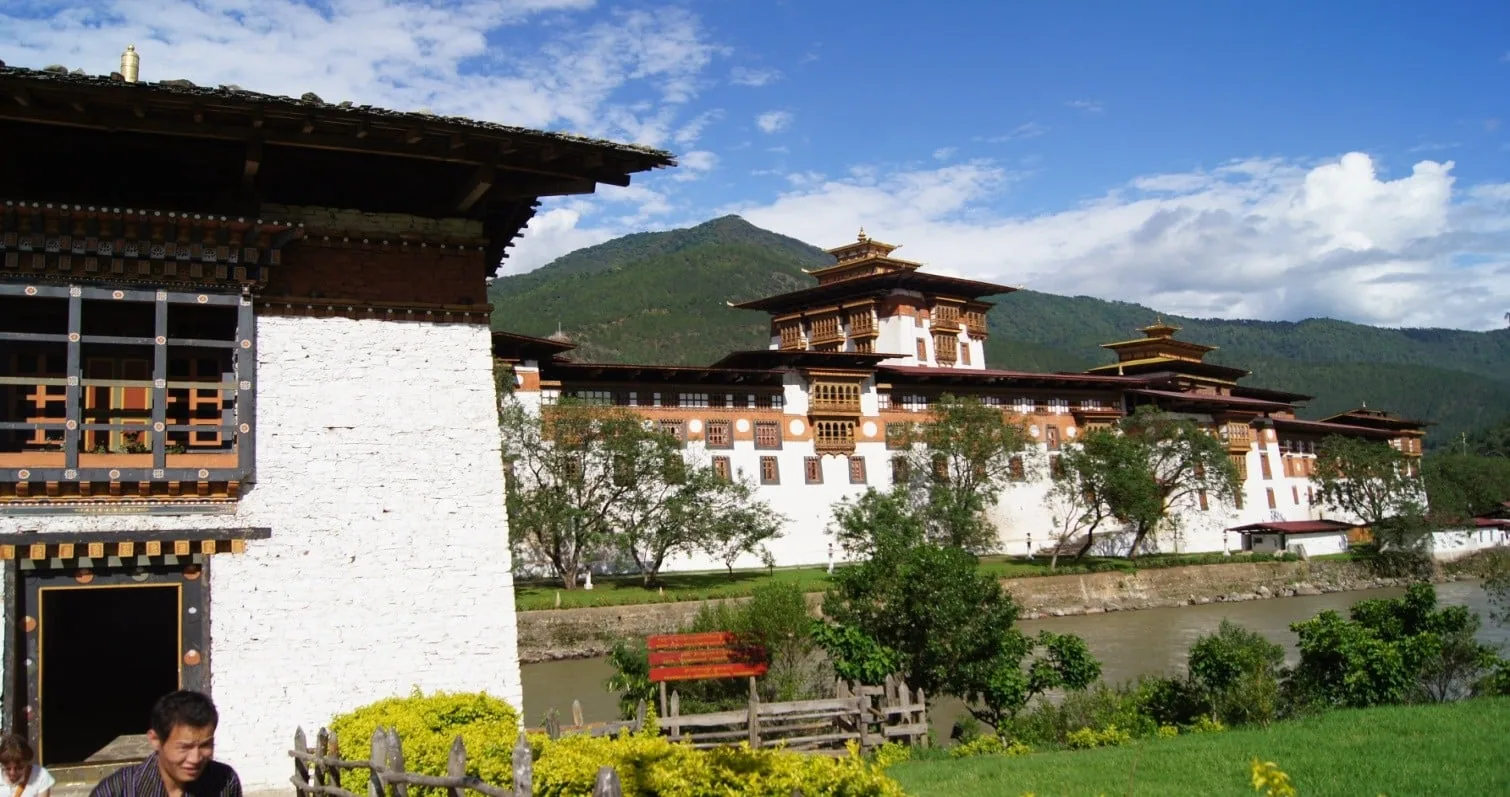 Bhutanische Klosterarchitektur im grünen Punakha-Tal
